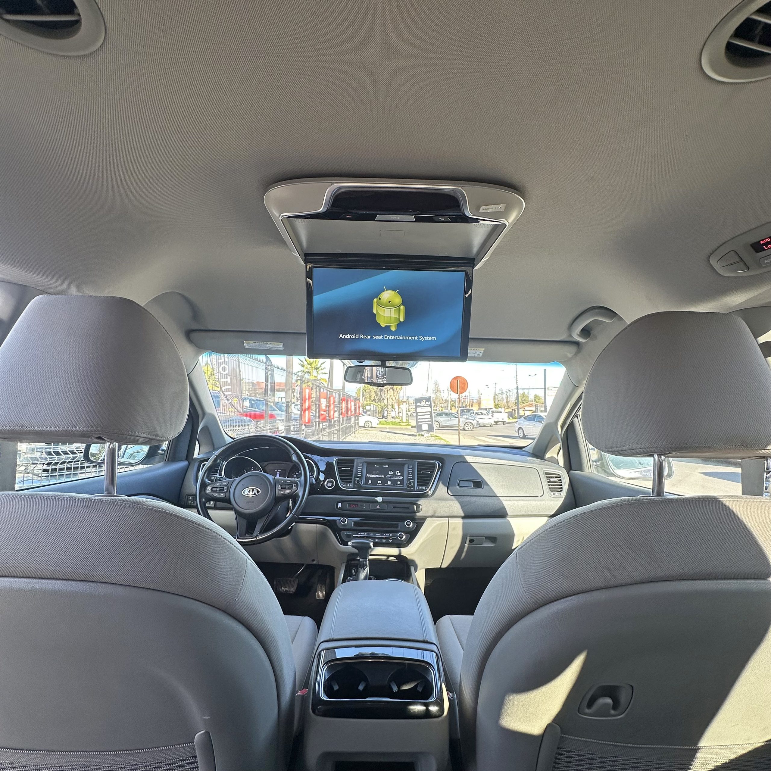 KIA Grand Carnival Miniván — foto 9 de 22