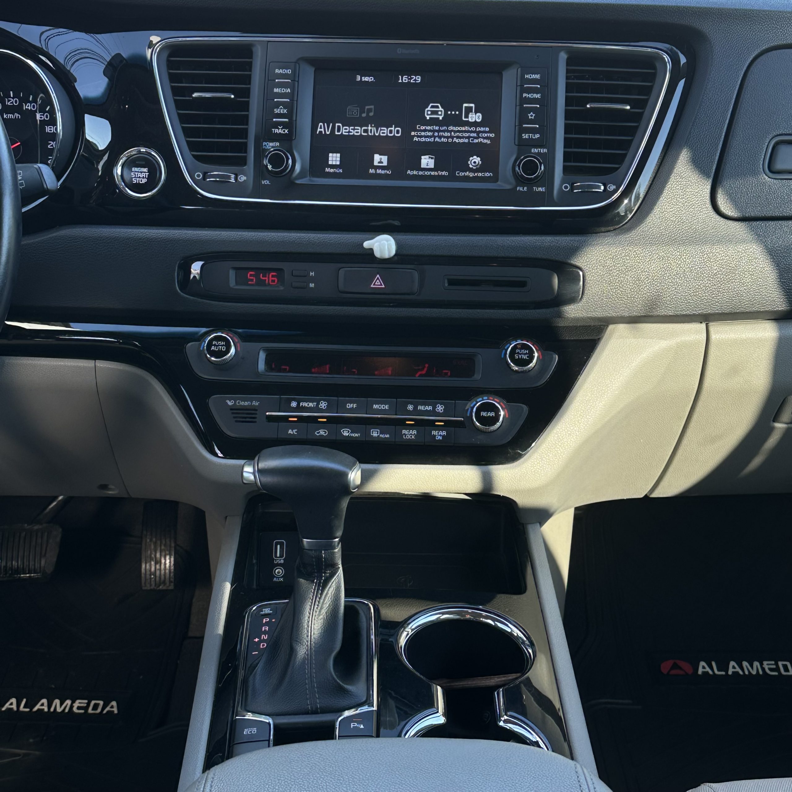 KIA Grand Carnival Miniván — foto 8 de 22