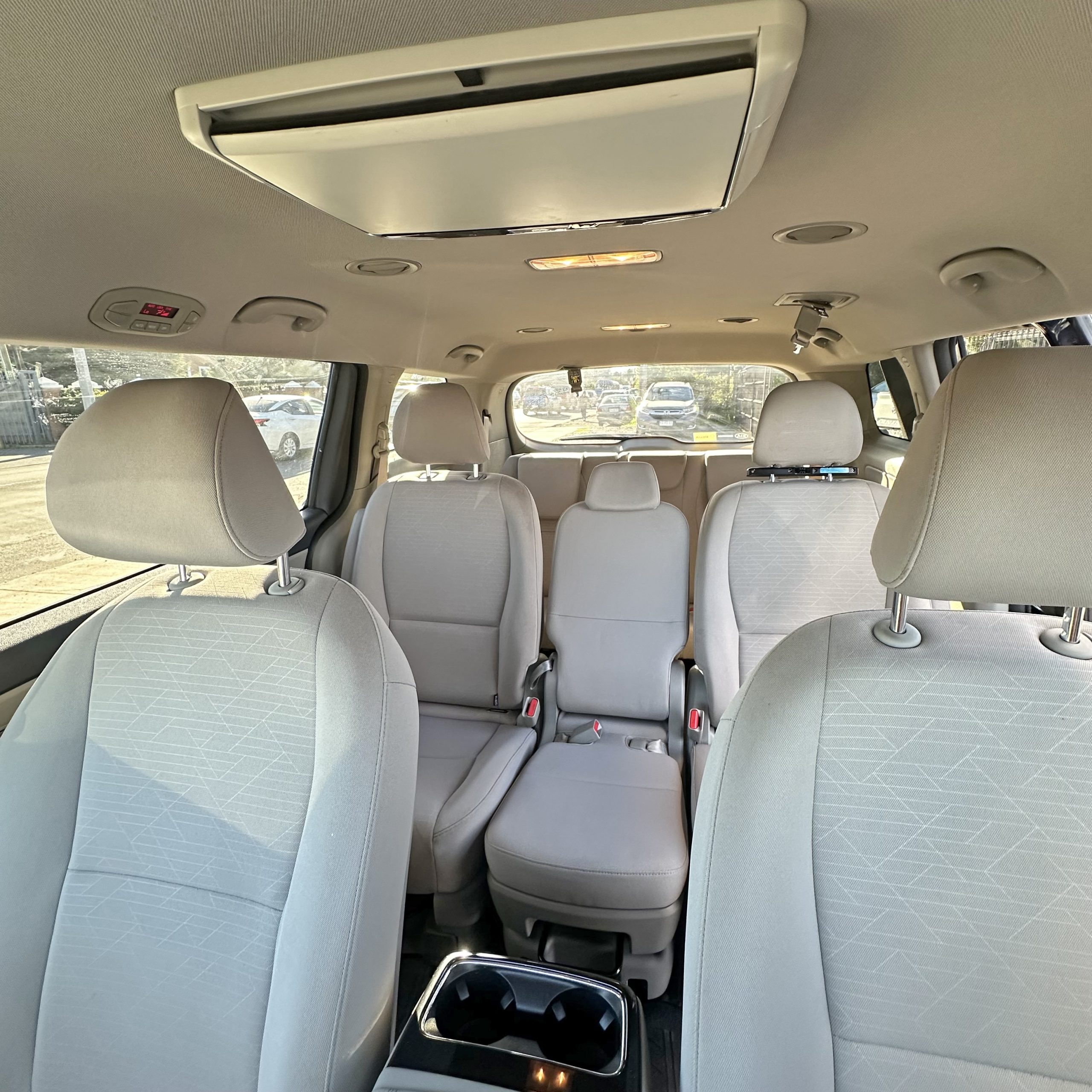 KIA Grand Carnival Miniván — foto 13 de 22