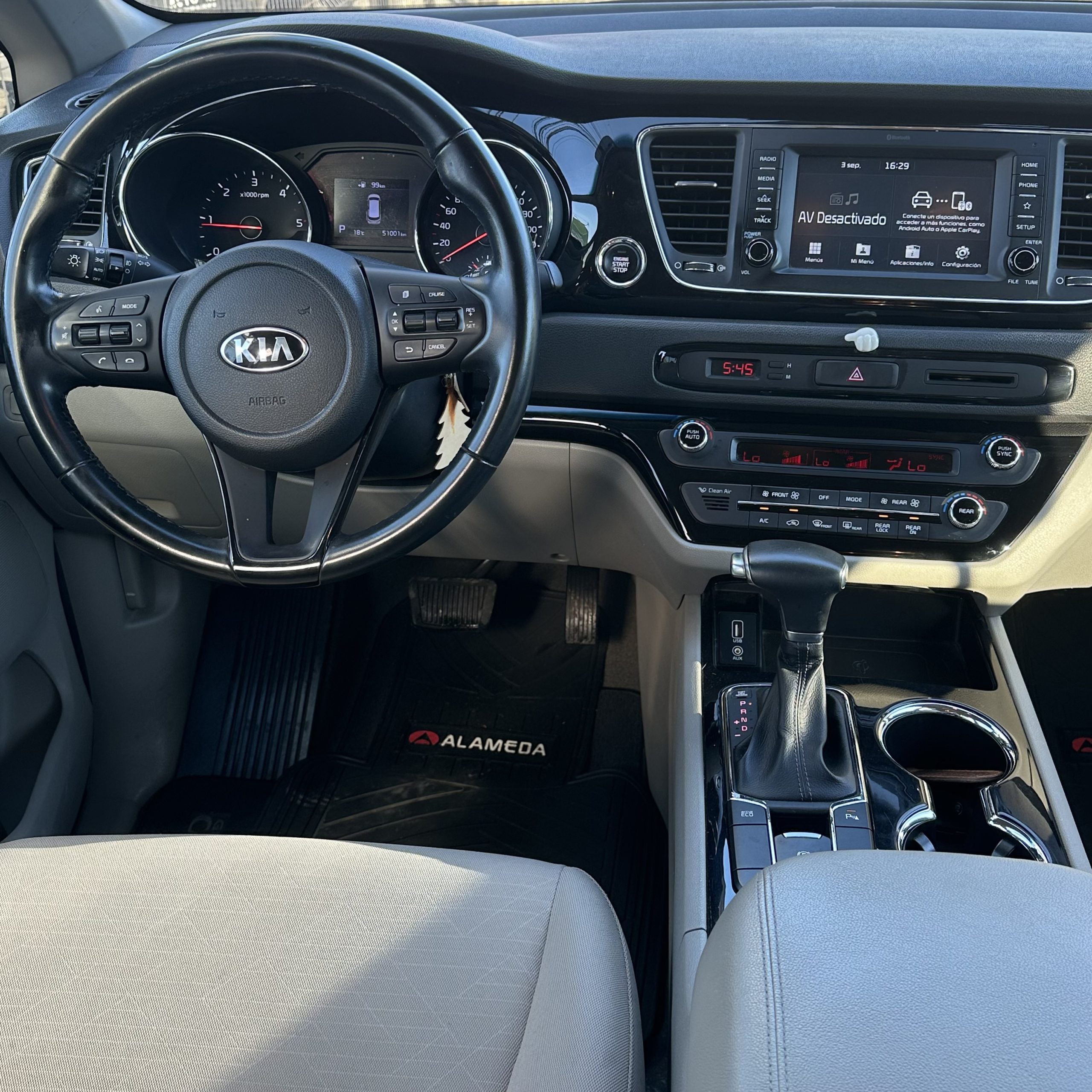 KIA Grand Carnival Miniván — foto 7 de 22